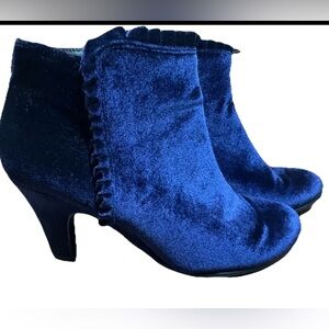 Elegant Wm Navy Blue Velvet Ruffle Pointed Toe High Heel Ankle Boots Sz 8